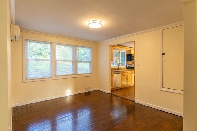 Building Photo - Spacious 4 bedroom single family home at t...