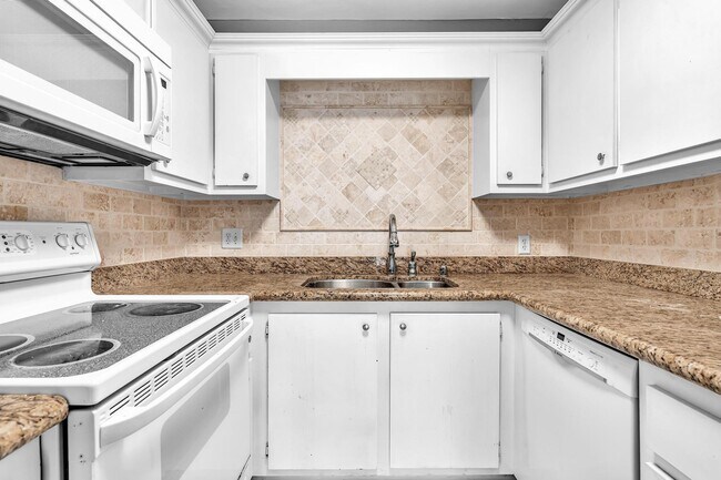 Building Photo - 5961 N Falls Circle Dr