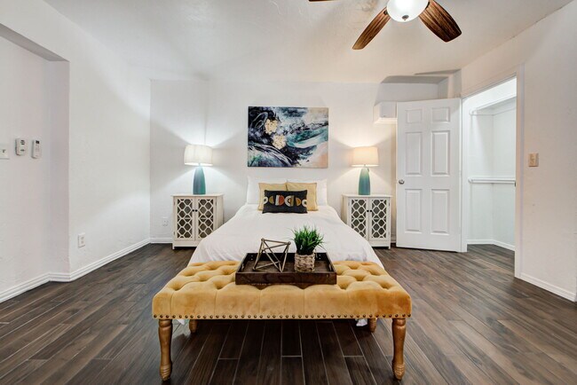 Building Photo - 2124 Marshall Dr