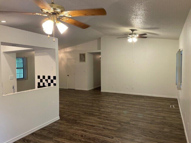 Building Photo - 503 Robinson Ave