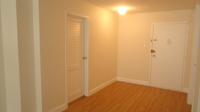 Foto del edificio - 2401 H St NW