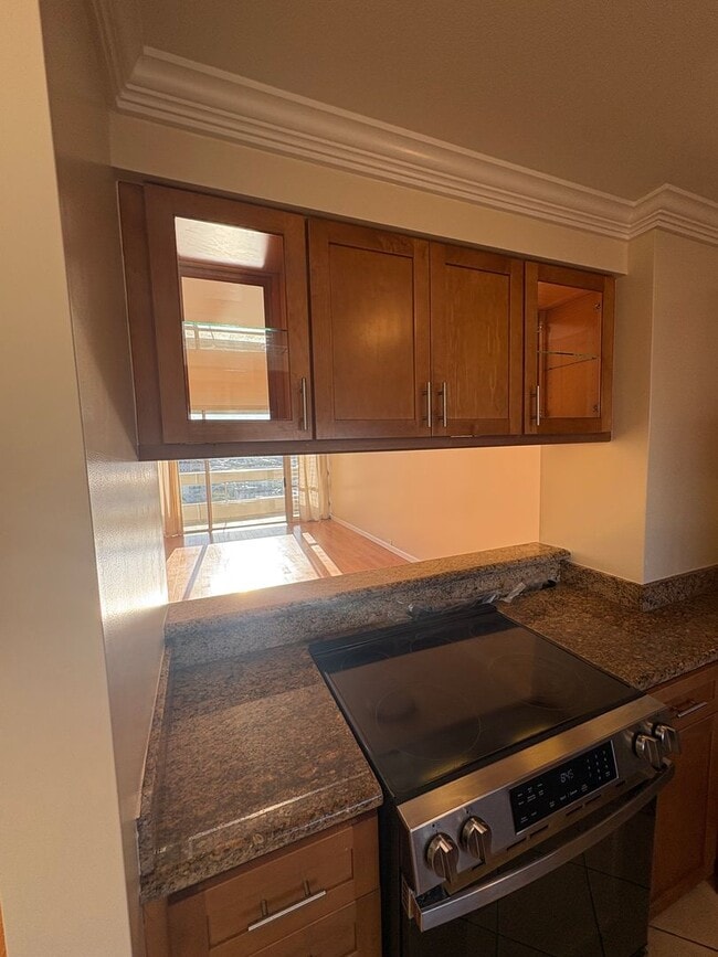 Foto del edificio - 2 bedroom, 2 bath, 1 parking Banyan Tree Plaza (Punahou)