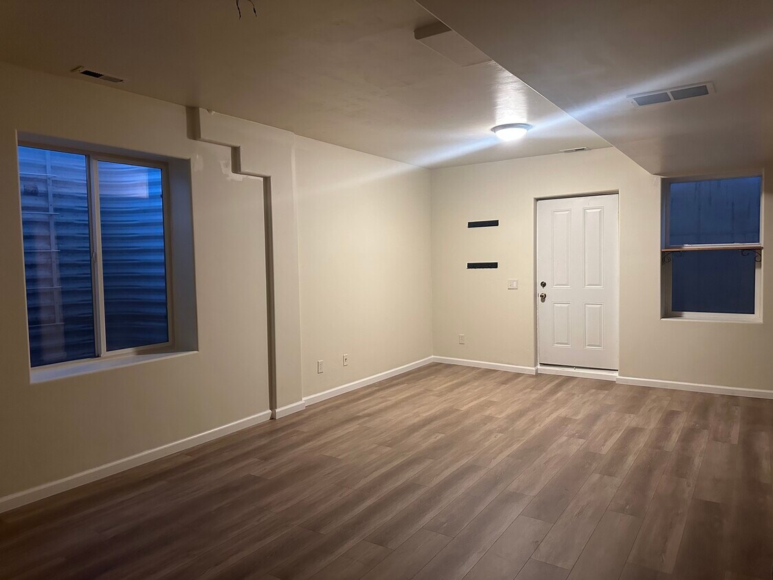 Foto principal - 679 E 2nd St