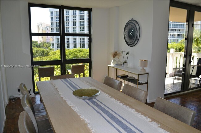 Foto del edificio - 1111 Crandon Blvd