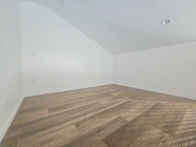 Building Photo - Algonquin Lane