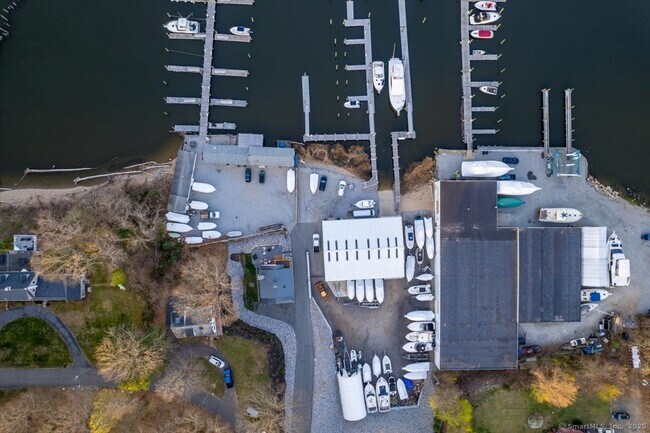 Foto del edificio - 18 Riverside Ave