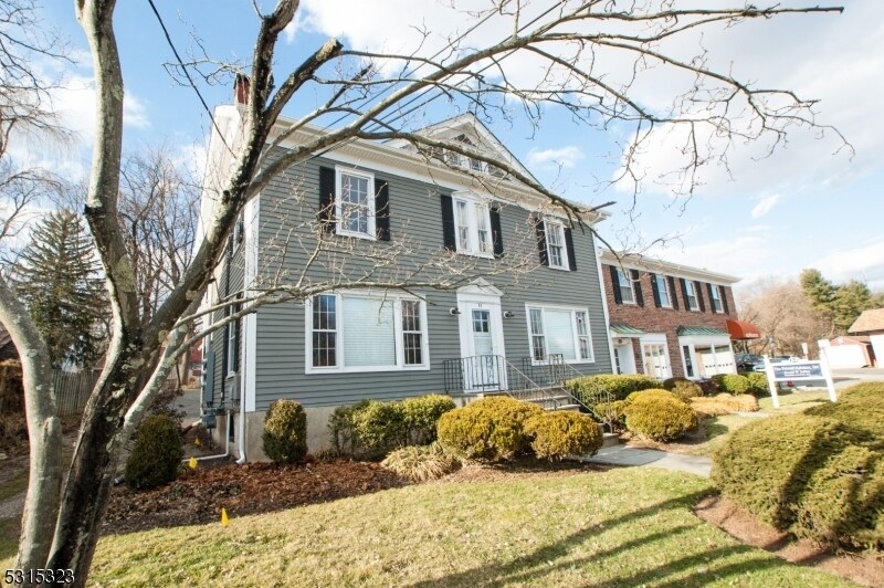 Primary Photo - 21 E Main St