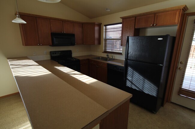 Foto del edificio - SW Redmond 3 Bdrm House, 2 Bath, Gas Heat & A/C, Patio & Fenced Yard, Dbl Garage