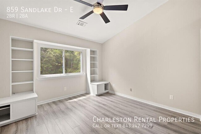 Foto del edificio - 859 Sandlake Dr