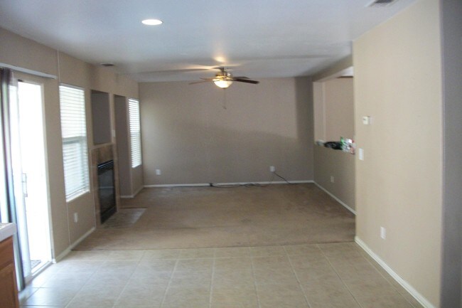 Building Photo - 1521 Ave H-5