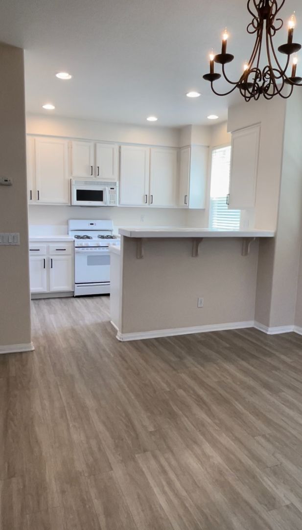 Building Photo - Gorgeous 3 bedroom, 2.5 bathroom, 2 story ...