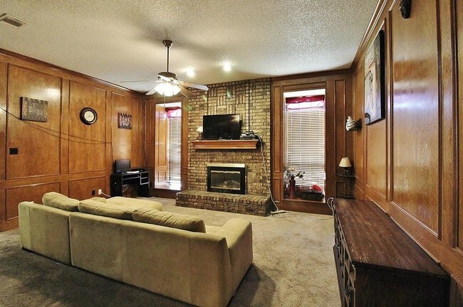 Building Photo - 201 Wildwood Dr