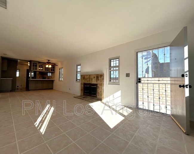 Building Photo - 439 W Buckthorn St