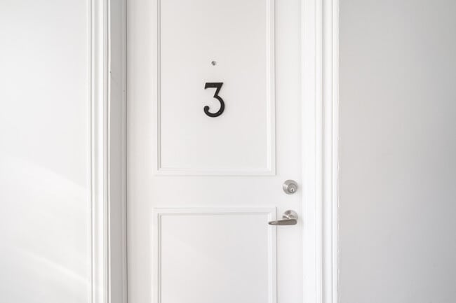 Building Photo - Spacious 1 Bedroom