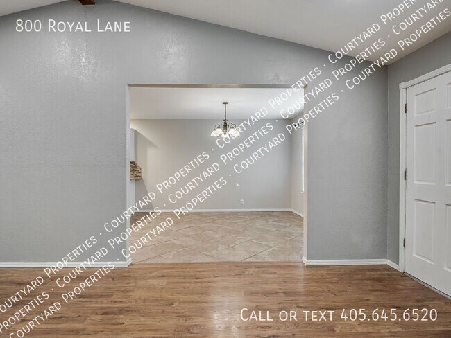 Building Photo - 800 Royal Ln