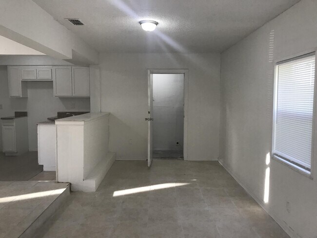 Building Photo - 825 W 31st St