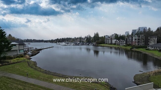 Foto del edificio - 395 101st Ave SE