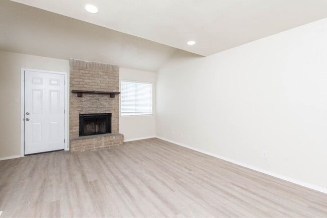 Building Photo - 3212 Trenton Dr