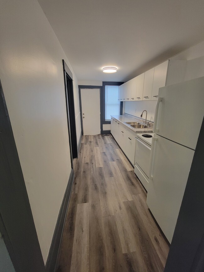 Kitchen - 607 Manchester St