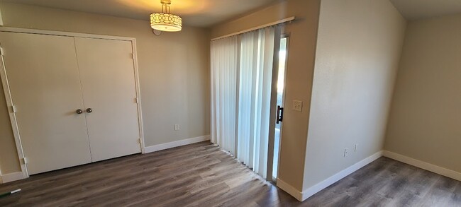Building Photo - 555 E Silverado Ranch Blvd