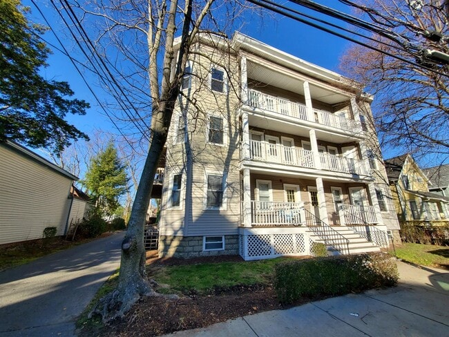 Building Photo - 40 Linden Ave