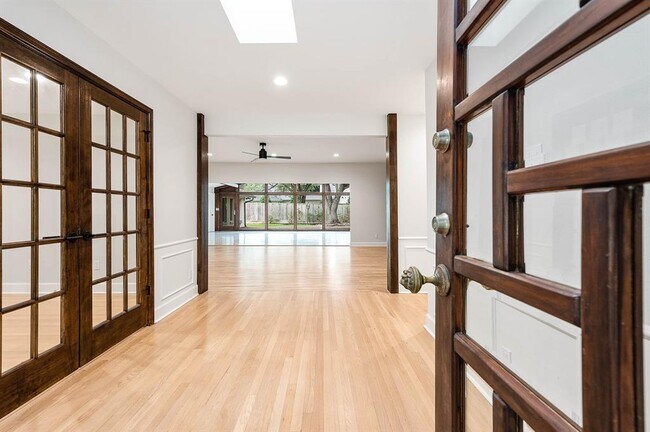 Foto del edificio - 5702 Bayou Glen Rd