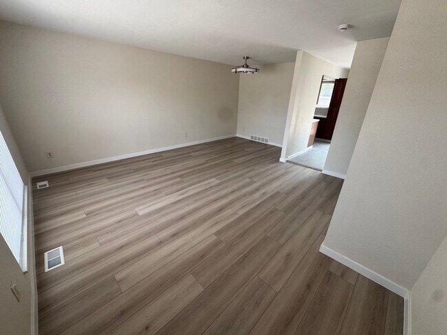 Building Photo - Fully renovated Aurora home