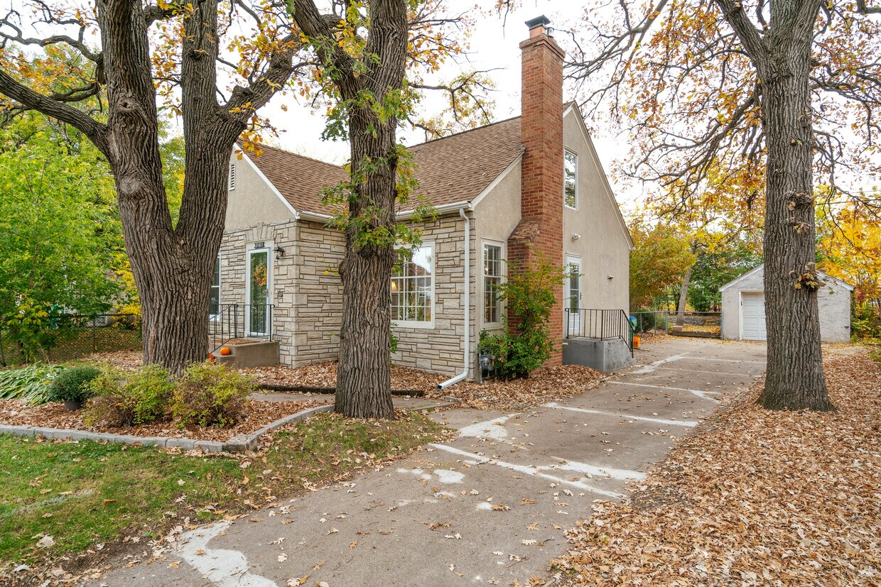 Primary Photo - 3141 Webster Ave S