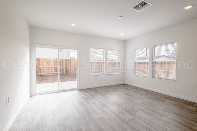 Foto del edificio - 4 Bedroom/2 Bath Home with Paid Solar in the Southwest - $2650 Per Month!