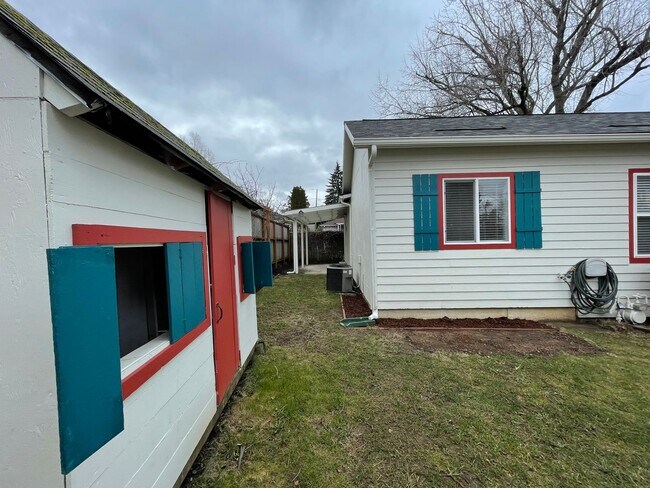 Building Photo - Charming and Updated 1913's Home! Woodstoc...