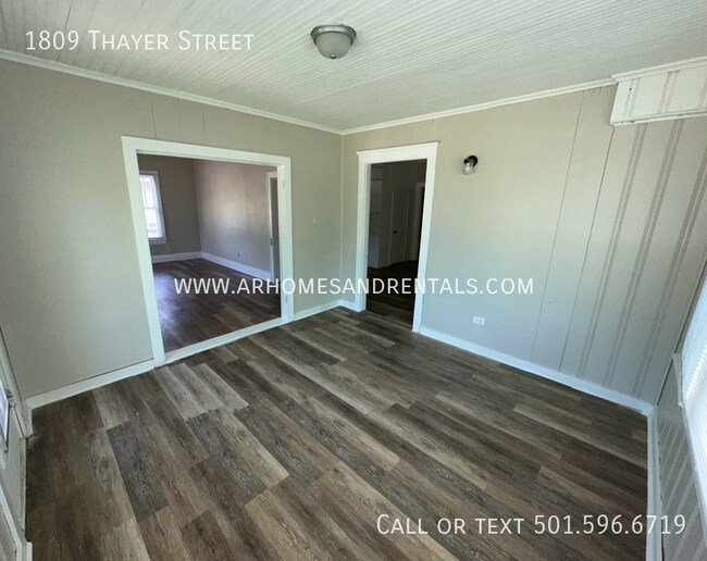 Foto del edificio - 1809 Thayer St. | $725| 2 beds, 1 full bath