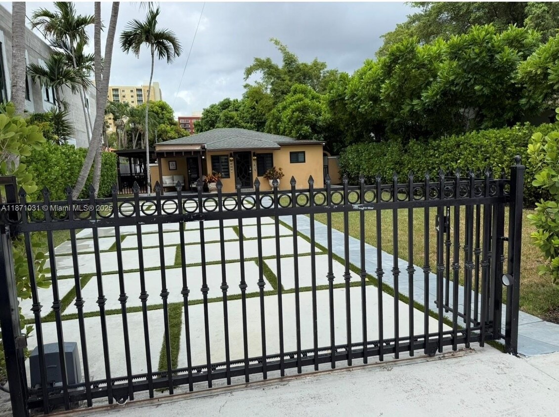 Foto principal - 3429 SW 23rd Terrace