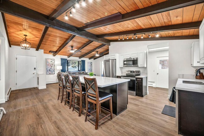 Foto del edificio - Single Story Fully Furnished Tahoe Style Home with Pool