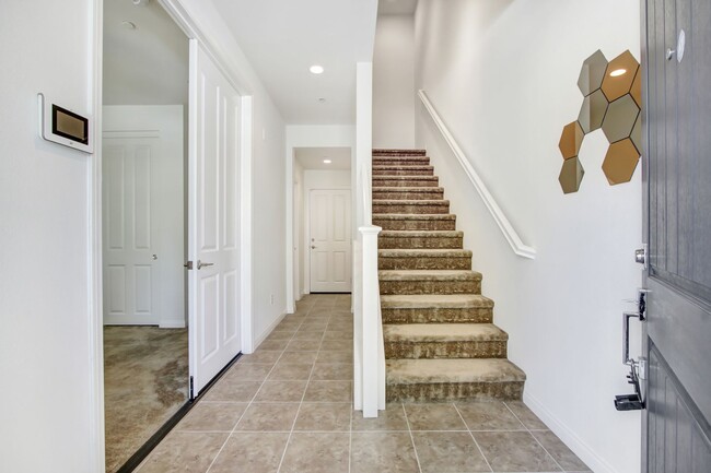 Building Photo - Tri-Level Azusa Townhome