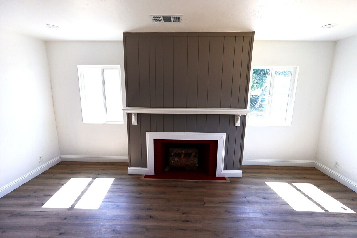 Foto principal - Updated and Stunning 2 Bedroom 1 Bathroom ...