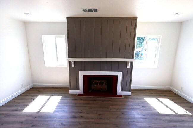 Foto del edificio - Updated and Stunning 2 Bedroom 1 Bathroom ...