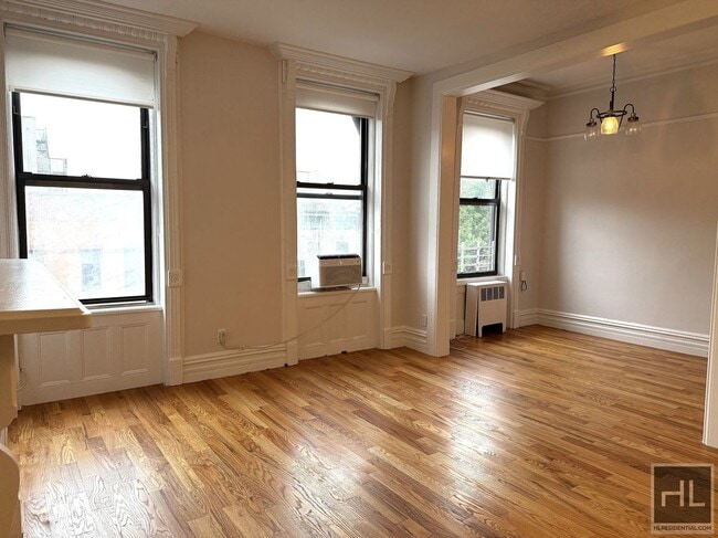 Building Photo - 7 AVENUE