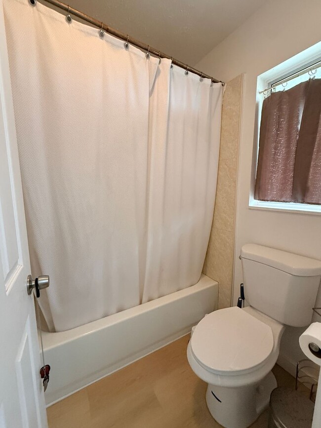Building Photo - Remodeled 4/2/2 in Cool & Breezy Upper Makakilo Near Schools