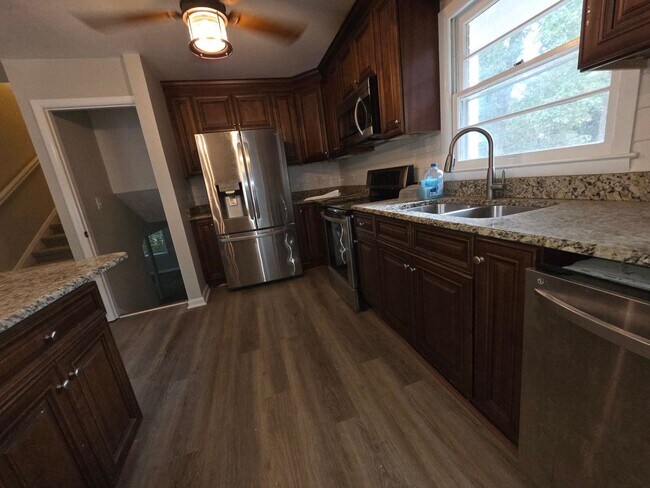 Foto del edificio - Renovated Kitchen, 3 BR / 3 BH home in Ter...