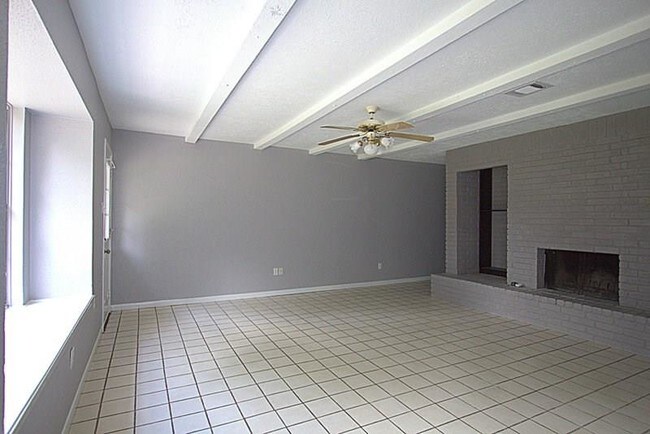 Building Photo - 16511 Barcelona Dr