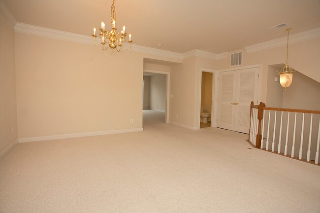 Building Photo - 560 Odendhal Ave