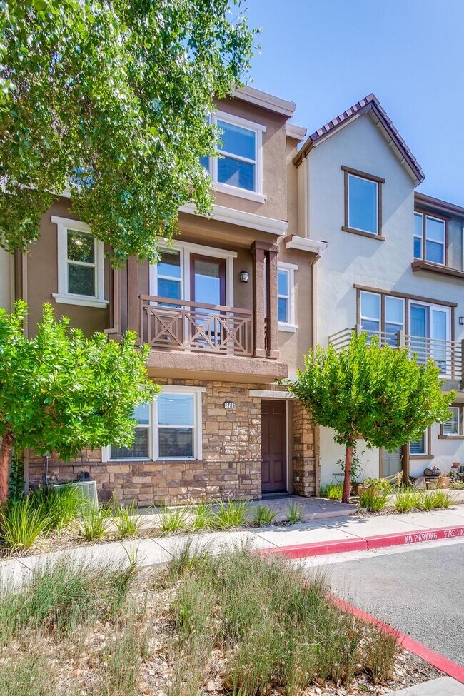 Foto del edificio - Excellent 4 Bed 2.5 Bath Town Home!