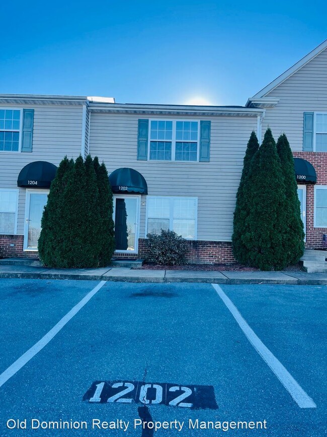 Building Photo - 3 br, 2.5 bath House - 1202 Wordsworth Court