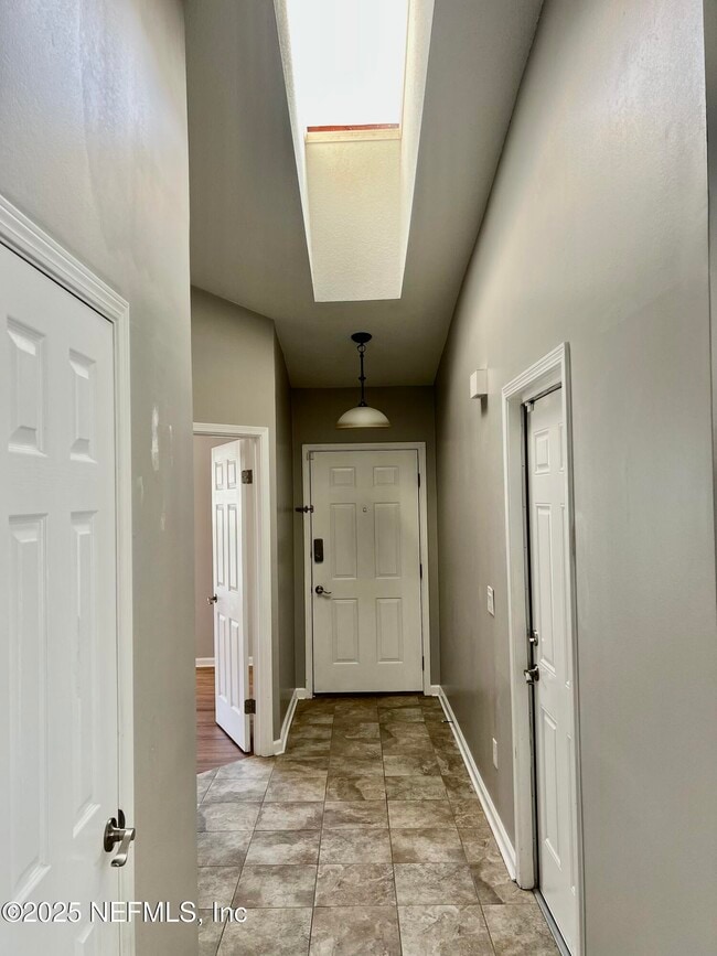 Foto del edificio - 7820 Collins Ridge Blvd E