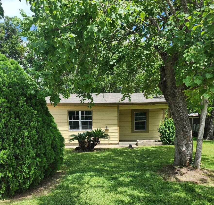Foto principal - 500 Bluebonnet Dr