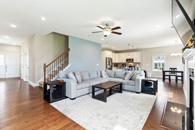 Foto del edificio - Fenced Yard 4 Bedroom w 3rd Floor Bonus Room!