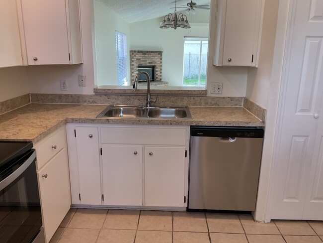 Foto del edificio - 256 Daniels Pointe Dr