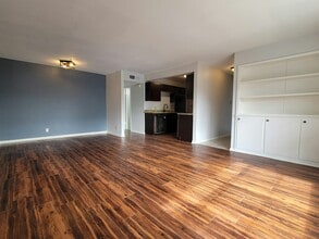 Building Photo - 8401 N New Braunfels Ave