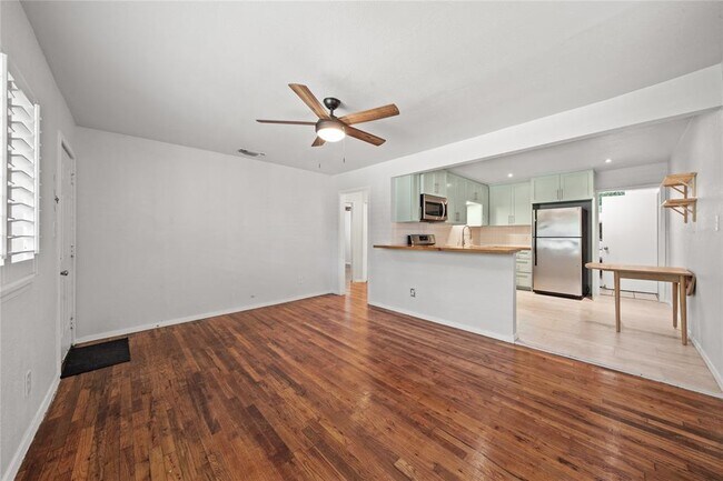 Building Photo - 2108 Maple Ave