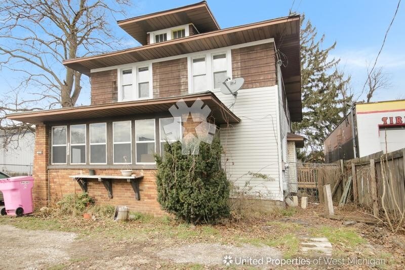 Primary Photo - 1555 Chicago Dr SW